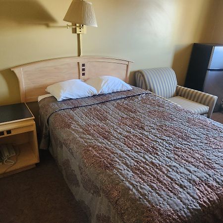 Hardisty Motel Bagian luar foto